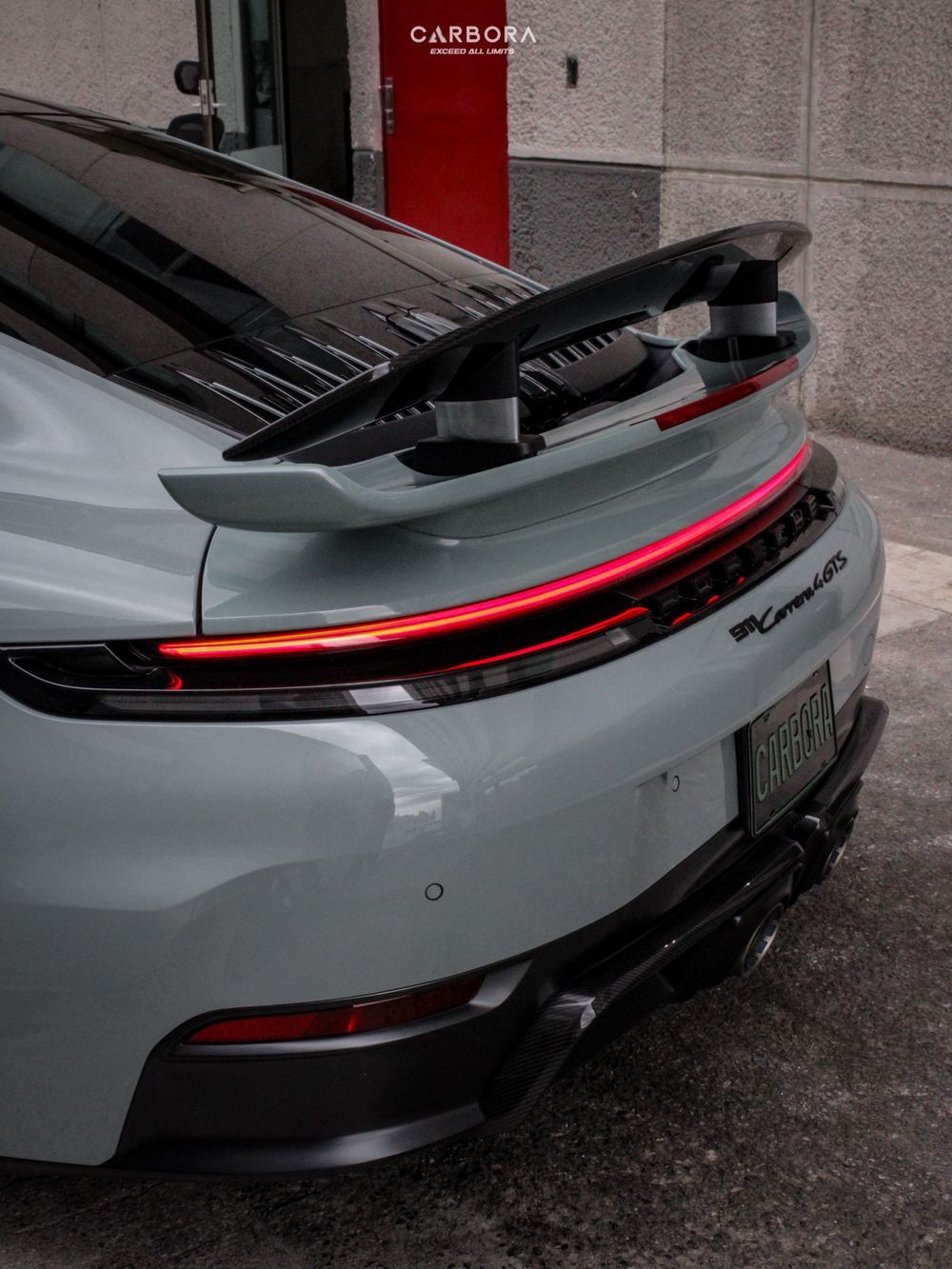Alerón tipo Turbo de CARBORA instalado en un Porsche 911, visto desde atrás