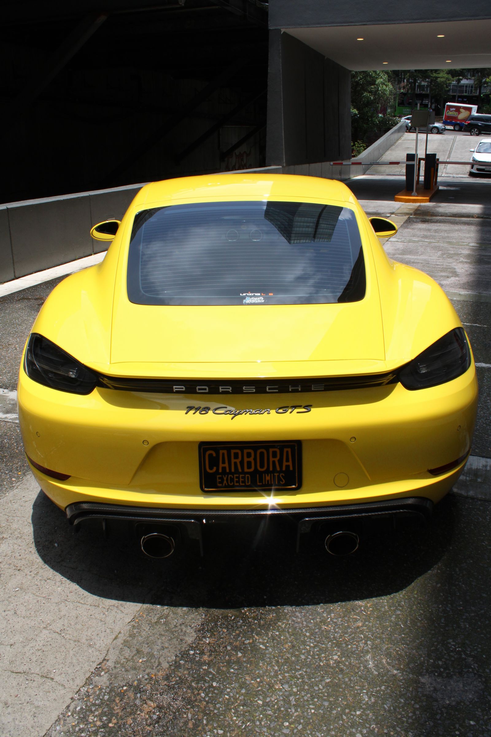 Vista trasera del mismo Cayman GTS con el alerón previo.