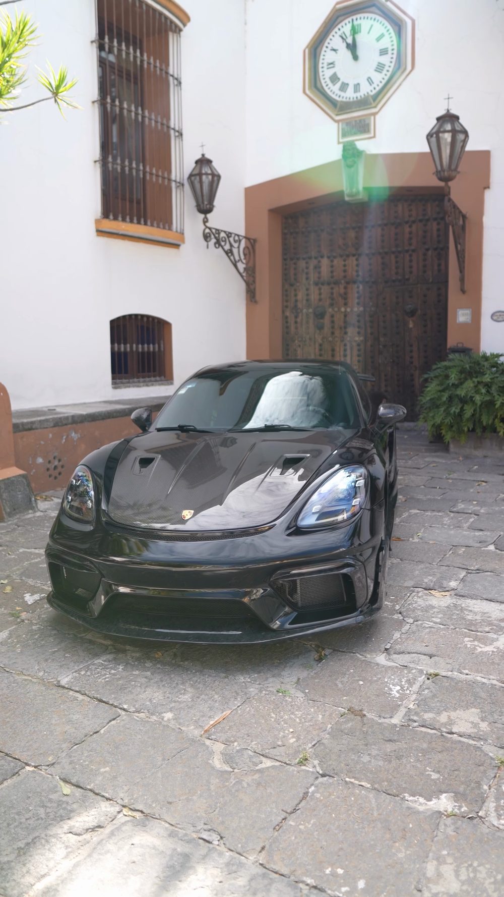 Frente del Porsche 718 con cofre, fascia y lip de fibra de carbono.