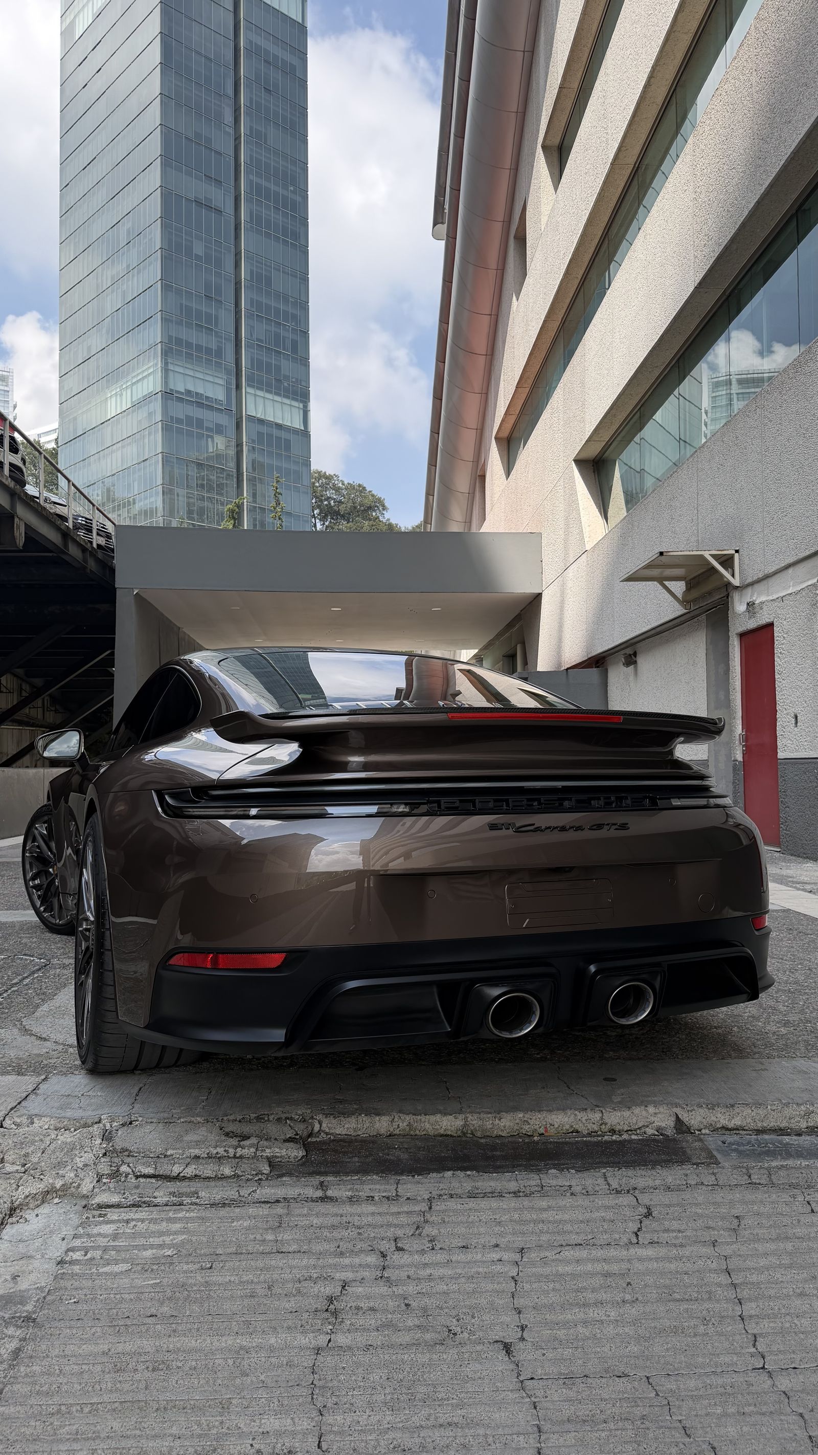 Porsche 911 Carrera GTS, aplicación Cliente 1, visto por detrás con el alerón activo integrado.