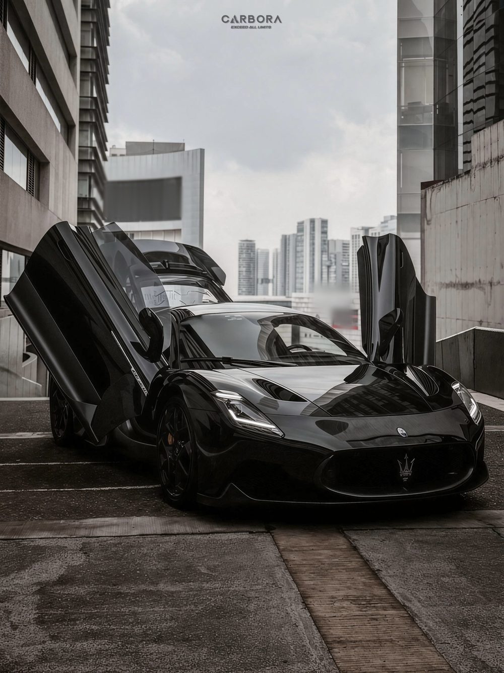Maserati MC20 negro con las dos puertas de mariposa abiertas, tres cuartos frontal en un callejón entre torres.