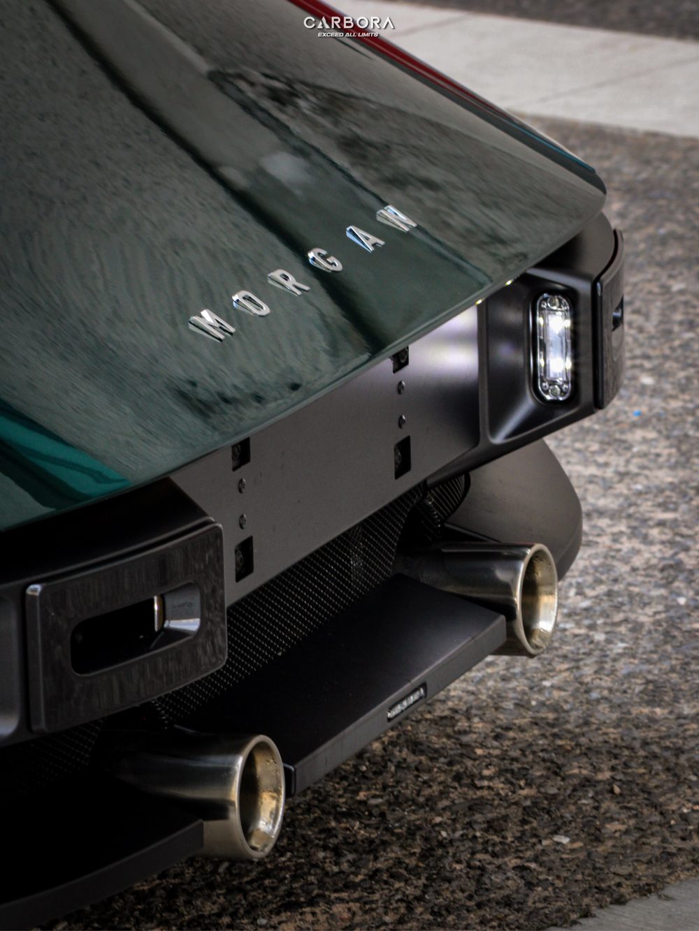 Detalle trasero del Morgan SuperSport: carrocería, emblemas y salidas de escape.