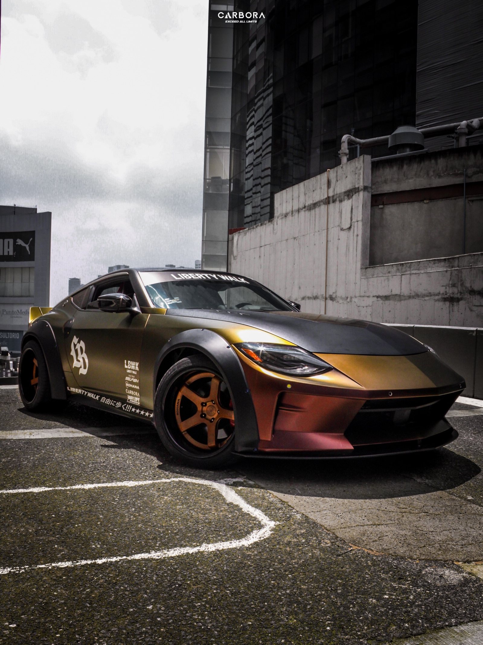 Nissan Z terminado con kit Liberty Walk y wrap camaleón en tonos bronce, oliva y vino.