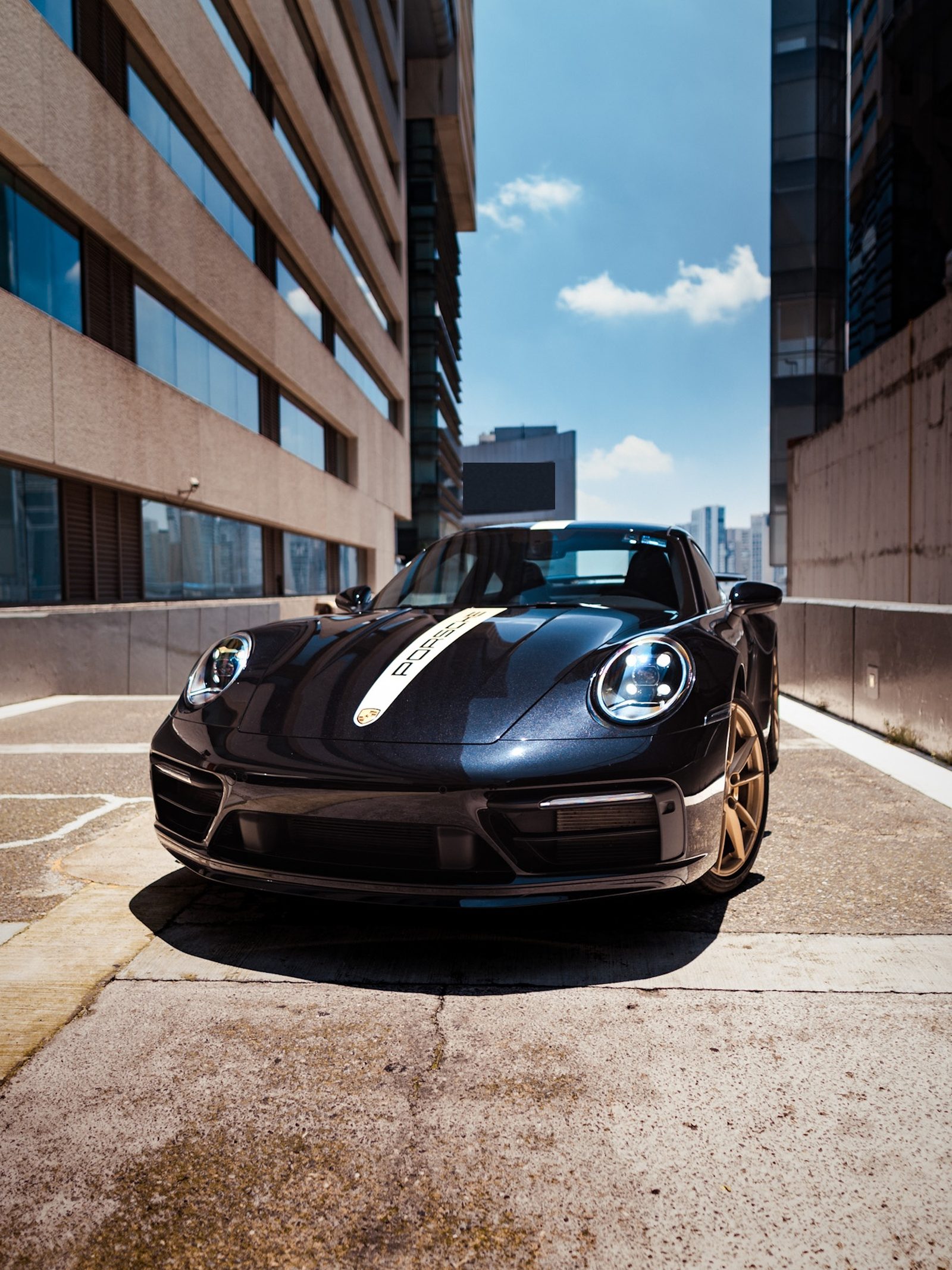 El mismo Porsche 911 Carrera S antes de la transformación: alerón de origen, escape lateral y carrocería sin ensanchar.