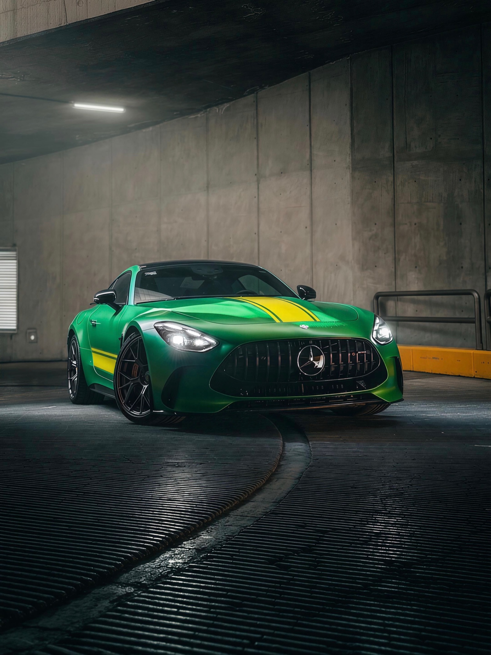 AMG GT con cambio de color verde mantis Carbora — foto real