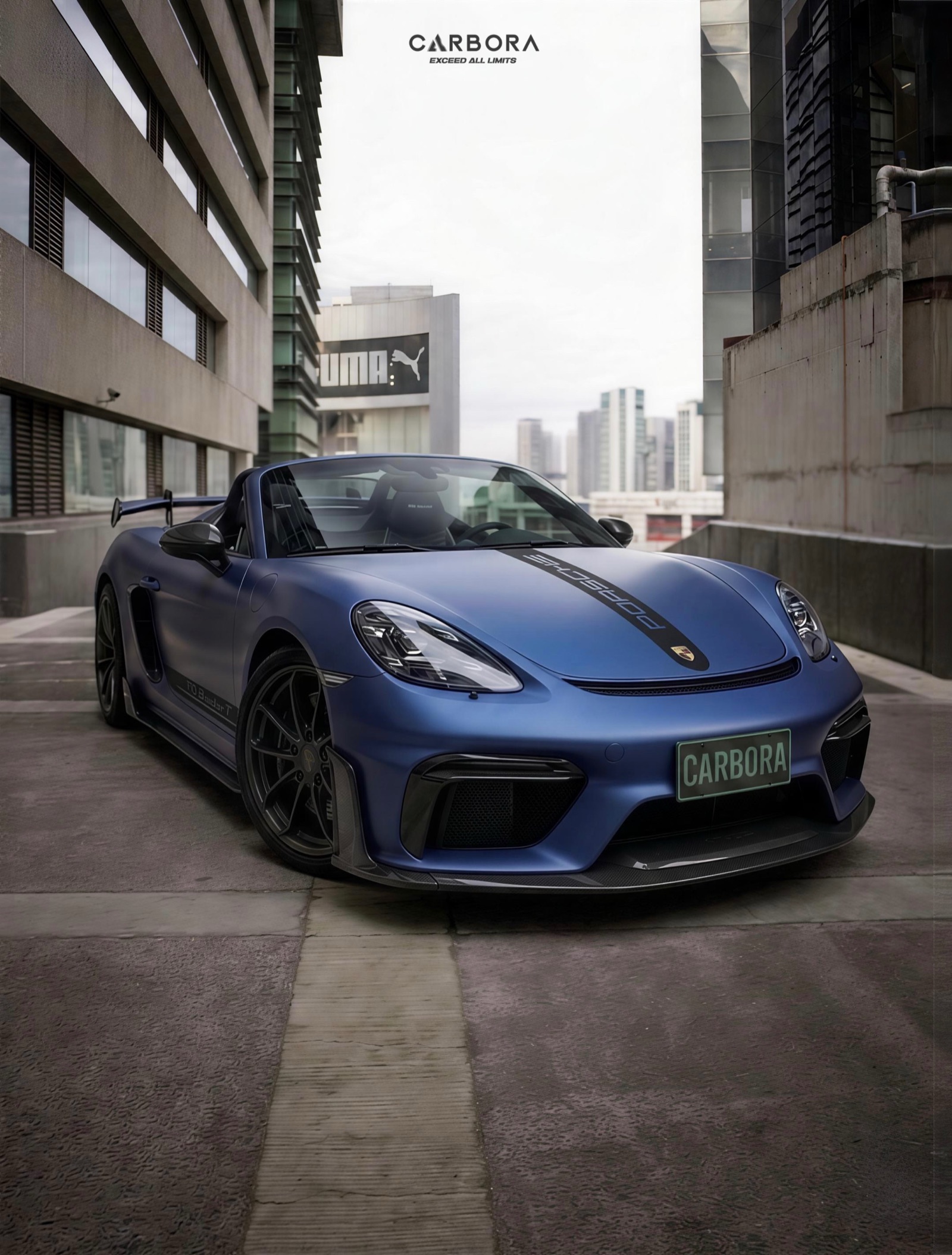 718 Spyder azul satinado con aerokit de fibra de carbono — foto real Carbora