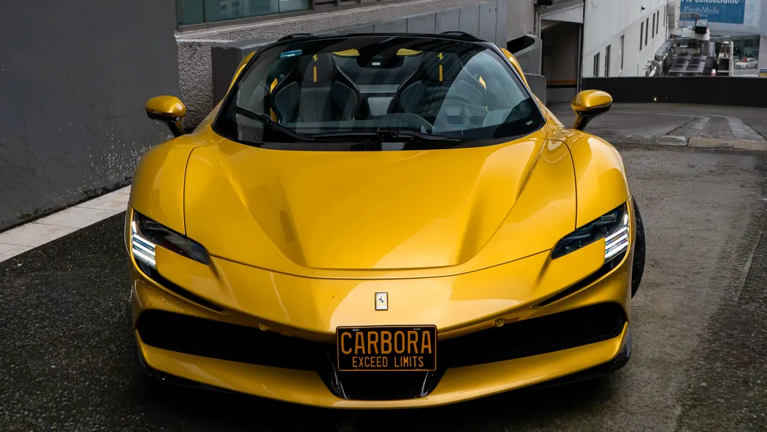 Frente del SF90 Spider con portaplacas de exhibición CARBORA