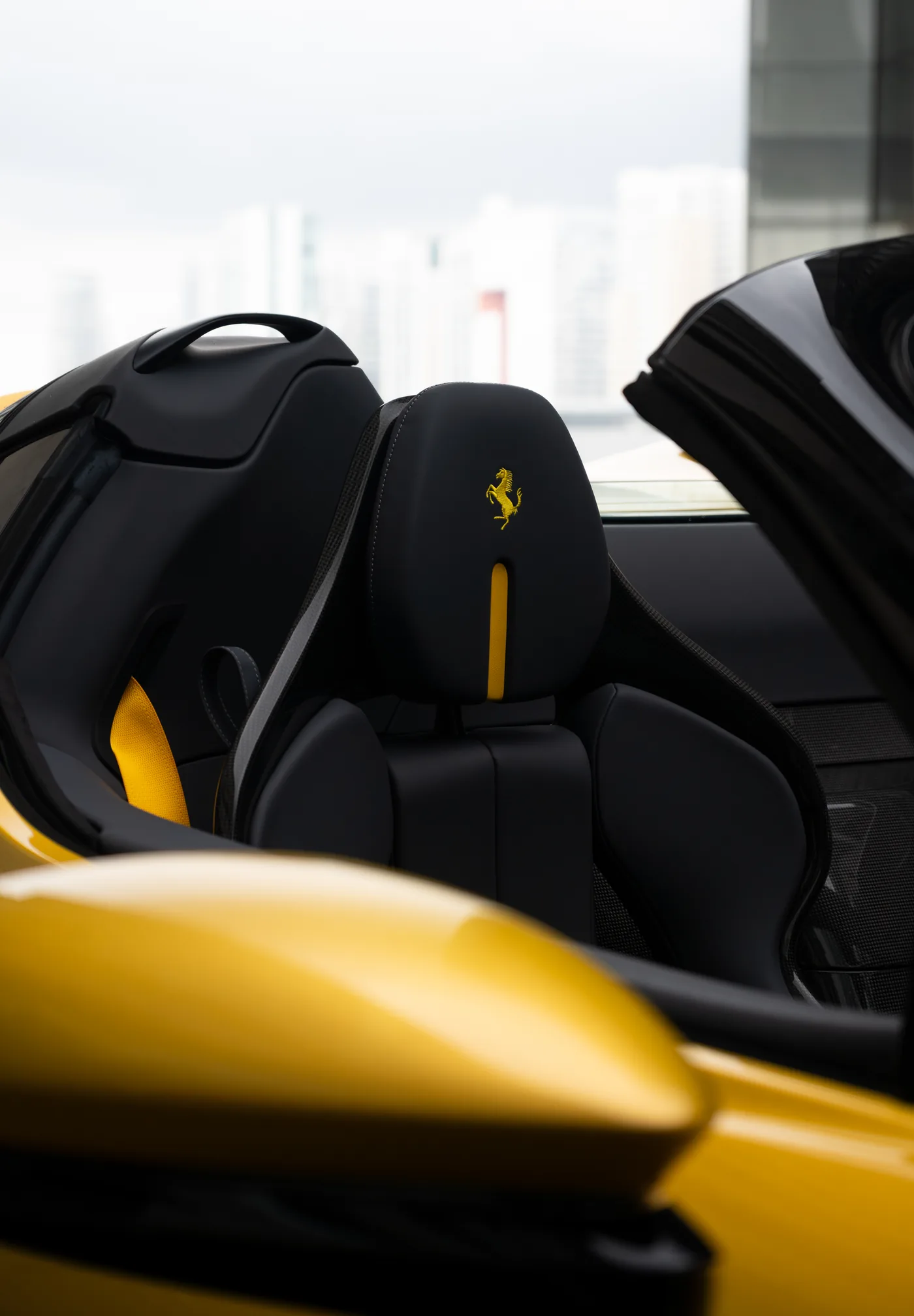 Asiento del SF90 Spider en piel negra con el cavallino bordado en amarillo