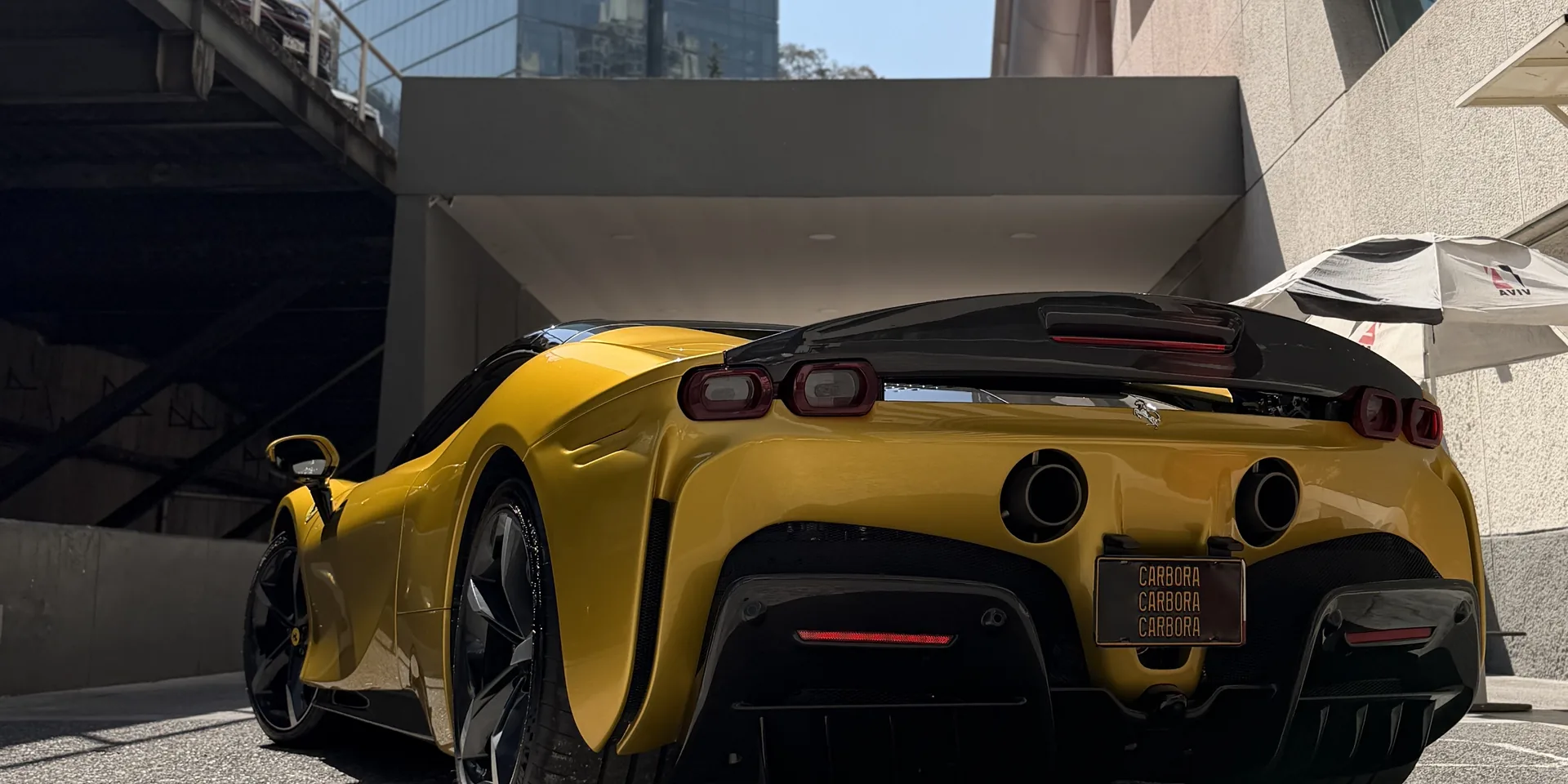 El SF90 Spider con el techo cerrado visto desde atrás, fotografía real