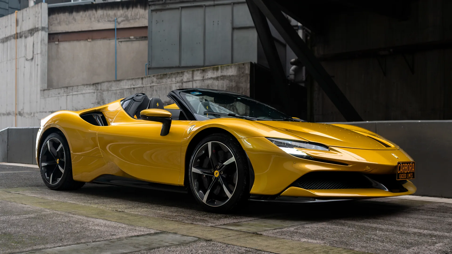Frente del SF90 Spider con la pintura dorada custom brillando