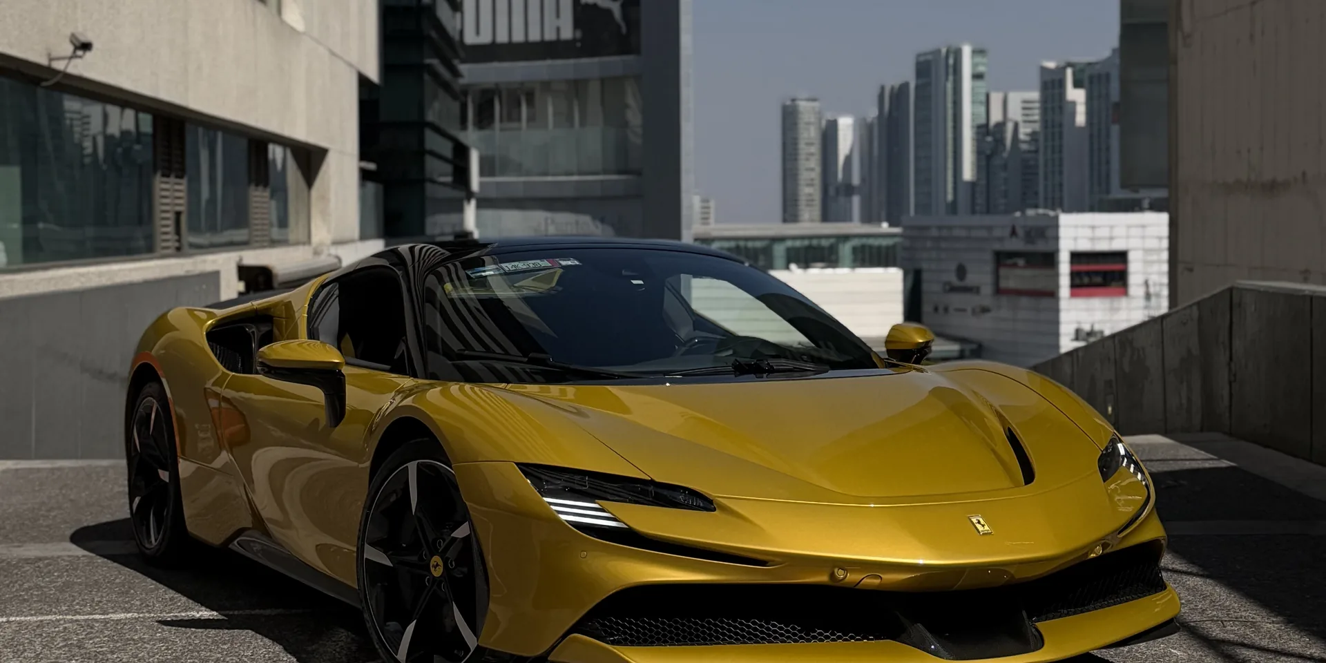 El SF90 Spider con el techo duro retráctil cerrado, en la calle