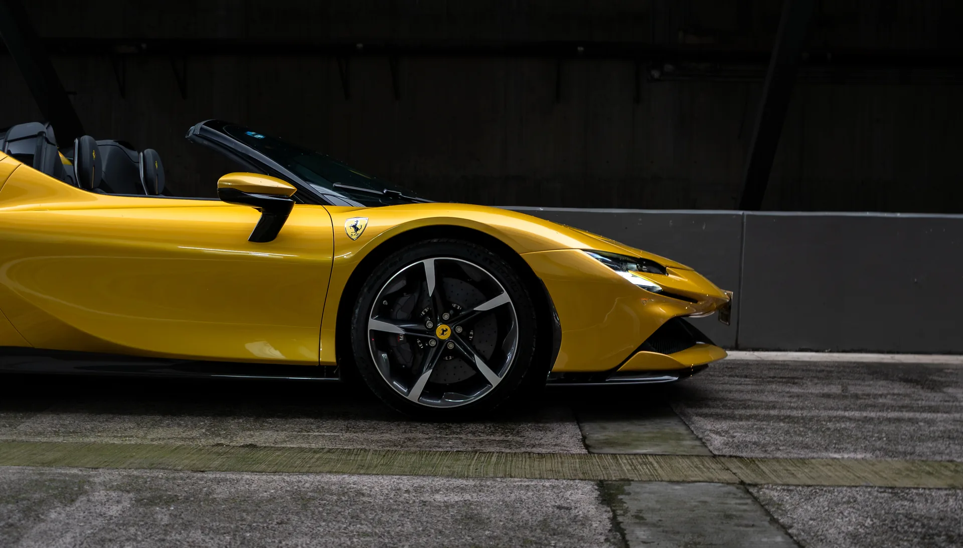Rin forjado oscuro del SF90 Spider con el splitter de carbono