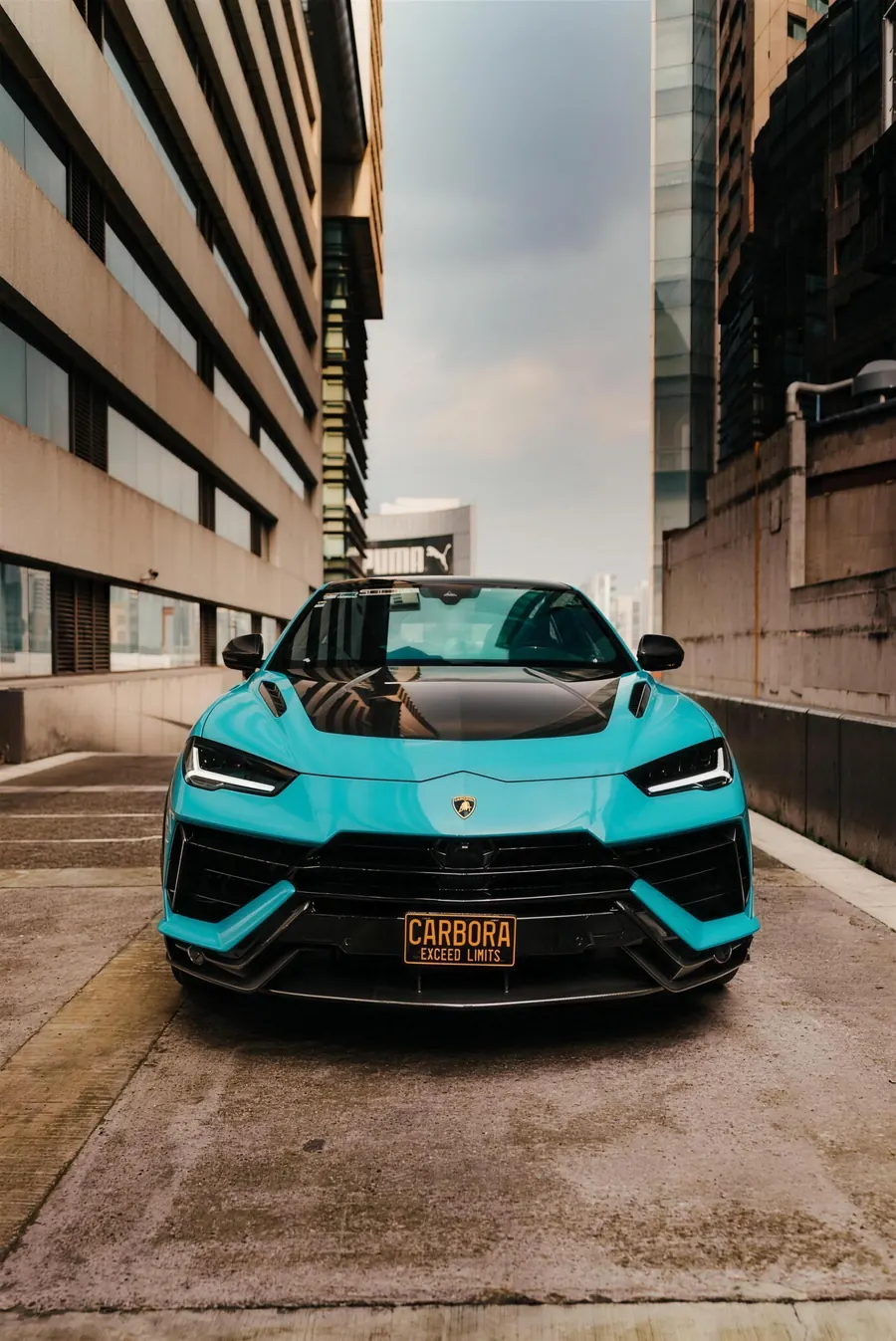 Frente real del Urus Performante con portaplacas de exhibición CARBORA